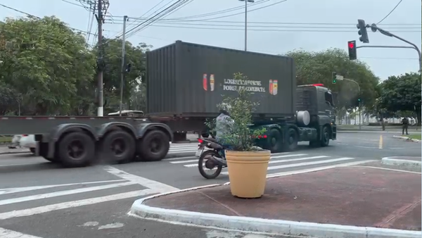AGazetaES's tweet photo. Escolta a comboio de carretas do Exército chama atenção na Grande Vitória [ https://t.co/uzPlWXFKCu ]

Confira o vídeo! https://t.co/166phI0FJw