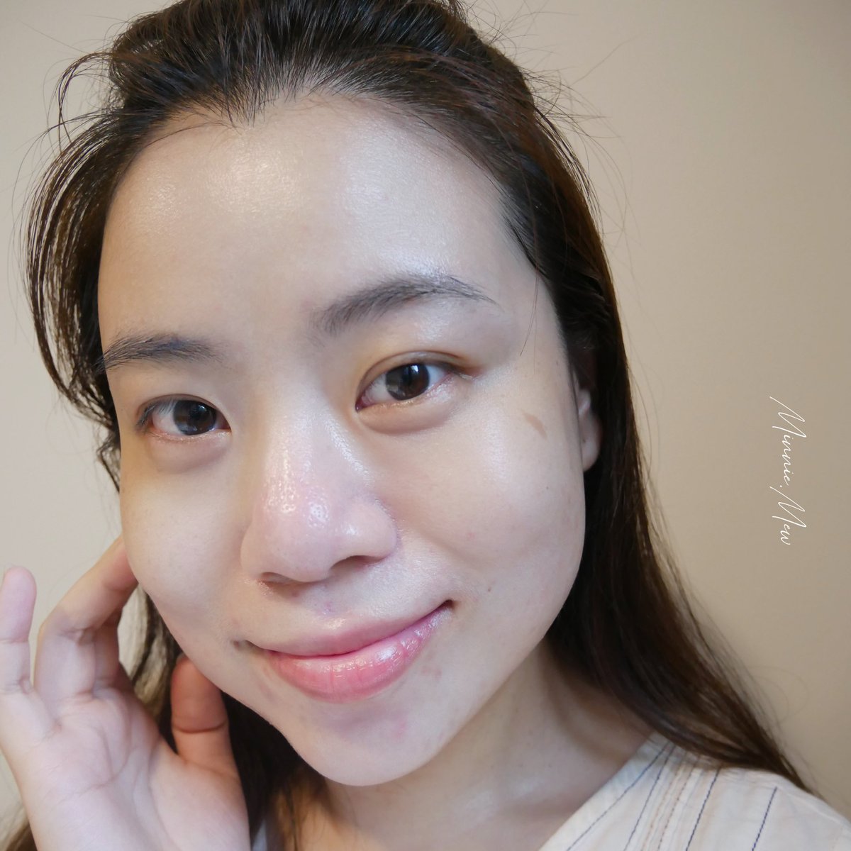 หน้าเด็กแค่ไหน แต่ริ้วรอยแห่งวัยมีอยู่จริง นี่เลยเลือกใช้สกินแคร์กลุ่ม Anti-Aging มากขึ้น ซองนี้ของ SRICHAND คือเกินคาดมาก ผิวชุ่มชื้น อิ่มฟูตั้งแต่ครั้งแรกที่ทาเลย ไม่มีน้ำหอม+แอล ส่วนเรื่องริ้วรอย น่าจะต้องดูในระยะยาวอีกที ☺️ #ใช้จริงรีวิวจริง