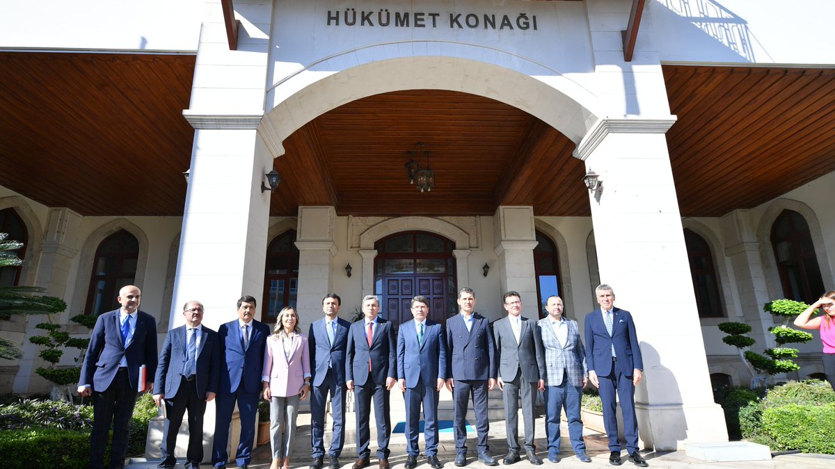 Adalet Bakanımız Sayın @yilmaztunc ile birlikte Valimiz Hulusi Şahin'i ziyaret ederek Antalyamızı konuştuk.