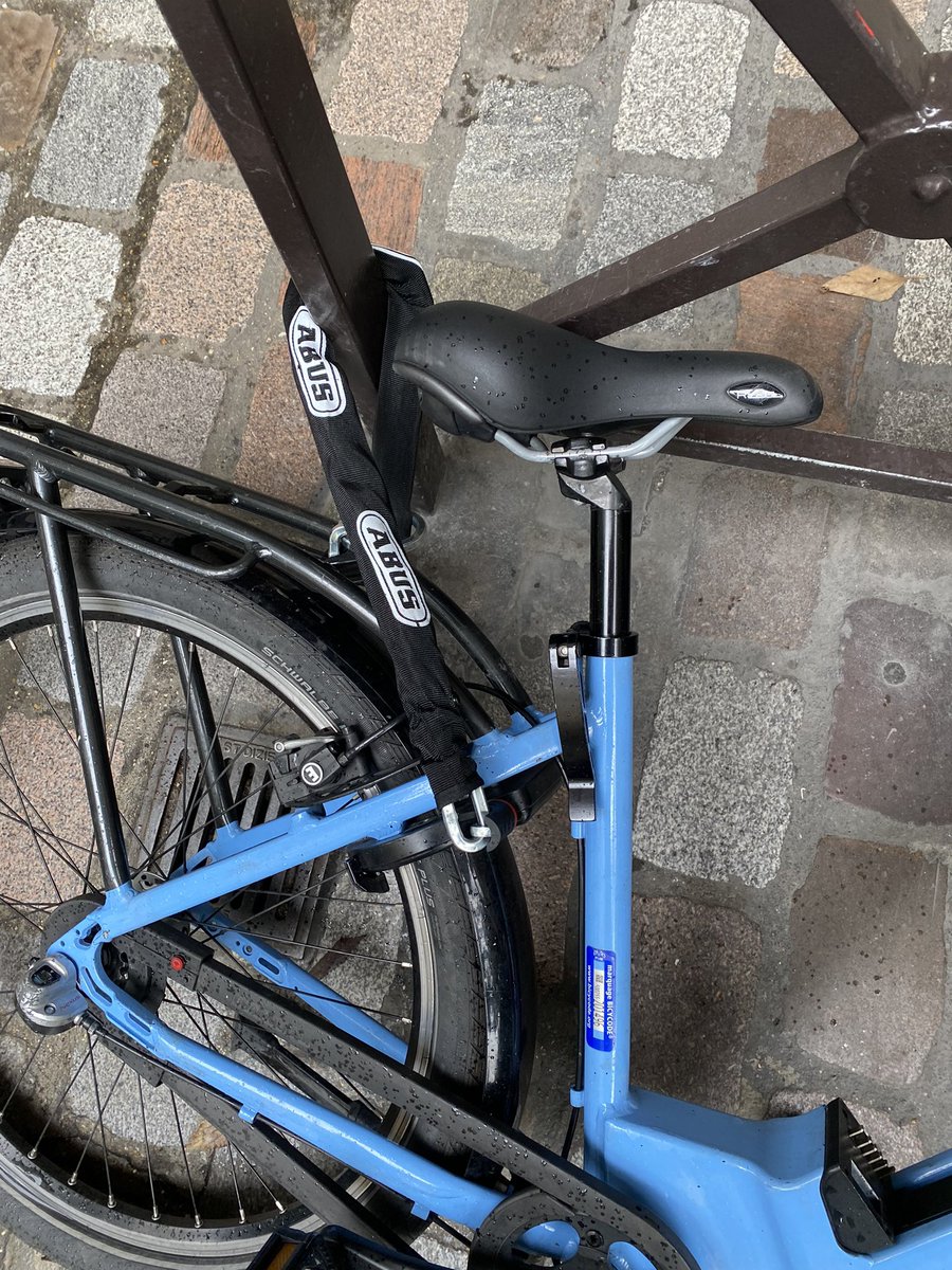 evecannary's tweet photo. Hello #iledefrancemobilites, dites à vos loueurs de #veloelectrique de penser au passage des fauteuils #Handicap et poussettes et de ne pas accrocher les #velo n’importe où. Merci #Paris9 https://t.co/WhsmjipoLu