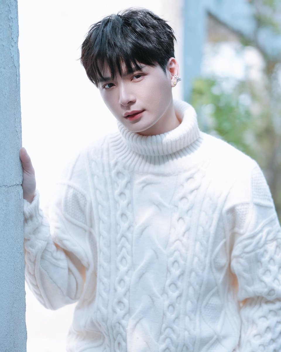 hubboyslove's tweet photo. GMMTV publica nota afirmando que tomará medidas legais, se necessário, contra brasileiras que difamaram Krist na sede da empresa.

No vídeo, Krist passava dando oi e sorrindo à elas, enquanto as mesmas diziam rindo em português: “Eu vim aqui pra ver o Krist? Krist homofóbico!” https://t.co/bkaBbb925Q