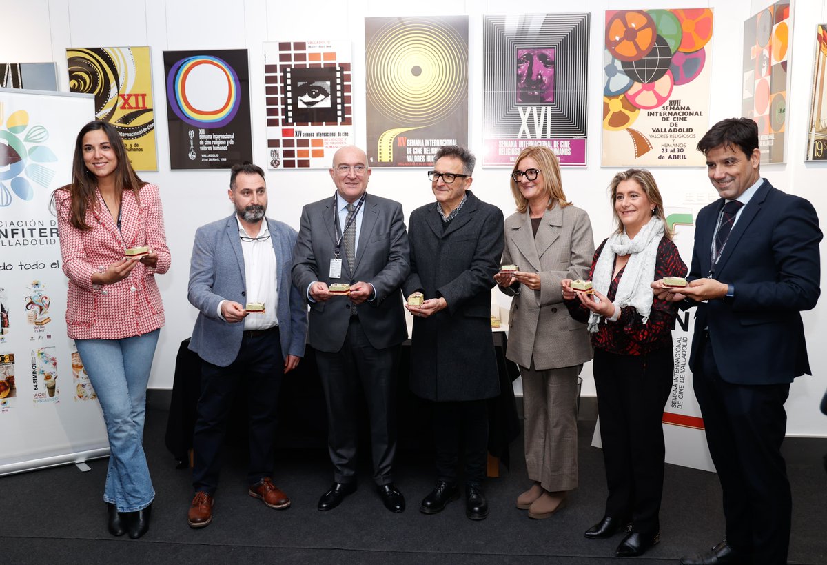 FECOSVA's tweet photo. 🎬💋🍰 La Asociación Provincial de Empresarios de Confitería de Valladolid, estrena el nuevo #PastelSeminci, que se convertirá en el postre oficial del festival. Más información y el detalle de las confiterías donde se puede adquirir 👉 https://t.co/dhA3Mn8q2B
#68Seminci ❤️ https://t.co/zgWP8Zp5aA