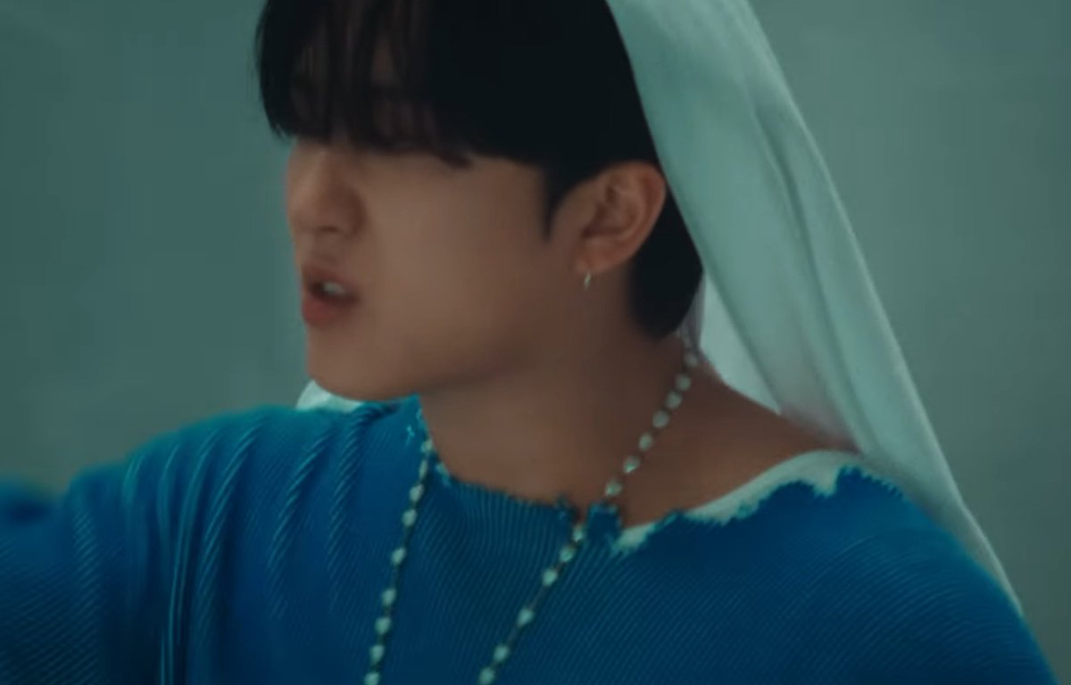 everychangbin's tweet photo. He looks so good in blue https://t.co/wTYEXt1ftF