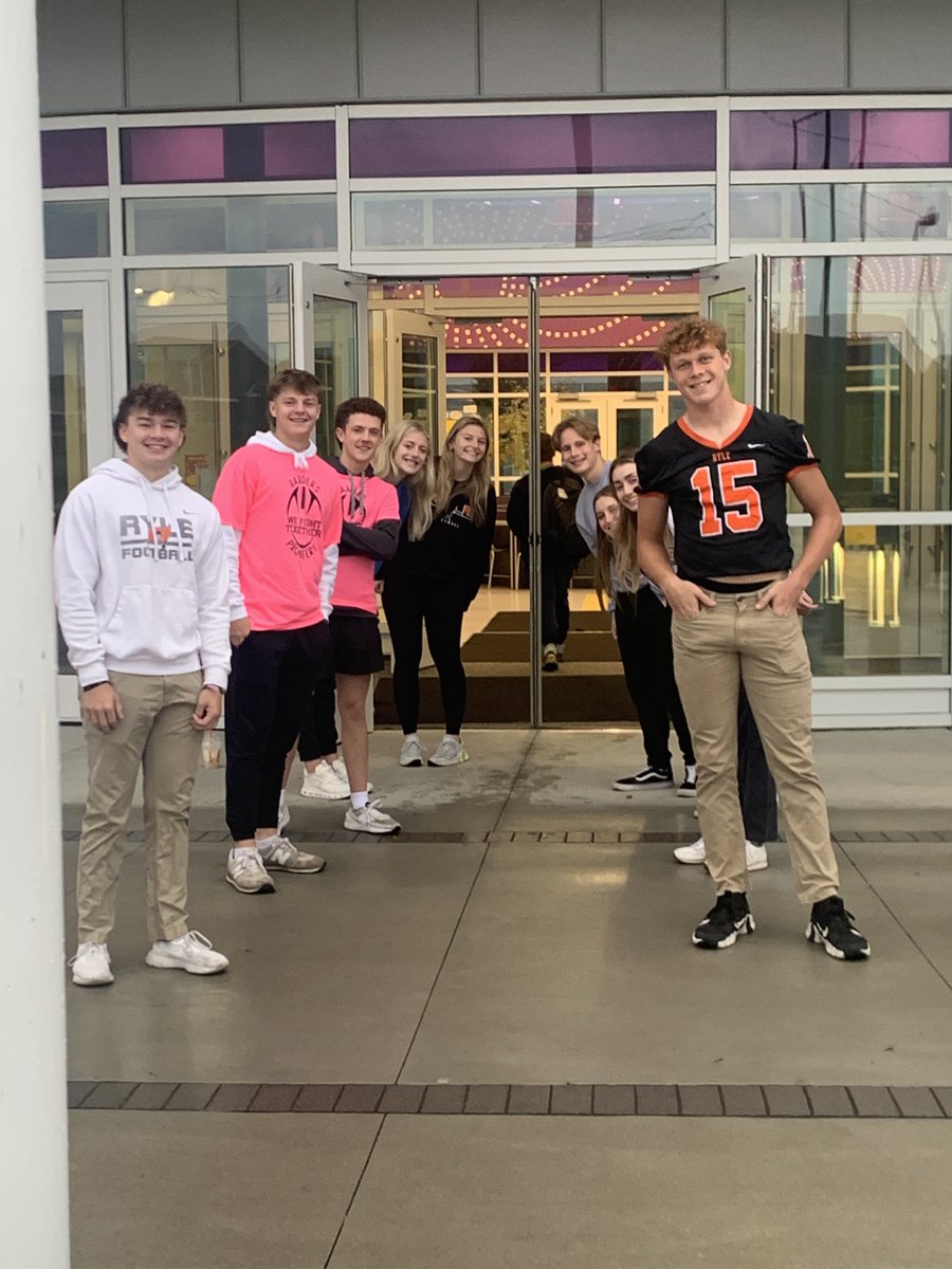 ResingL's tweet photo. Thank you to our Ryle High School student athletes for the Friday welcome of our students today @ the Chase ! ⁦@Boone_County⁩ ⁦@Ryle_HS⁩ ⁦@SuptTurner⁩ https://t.co/8q3oi7DA10