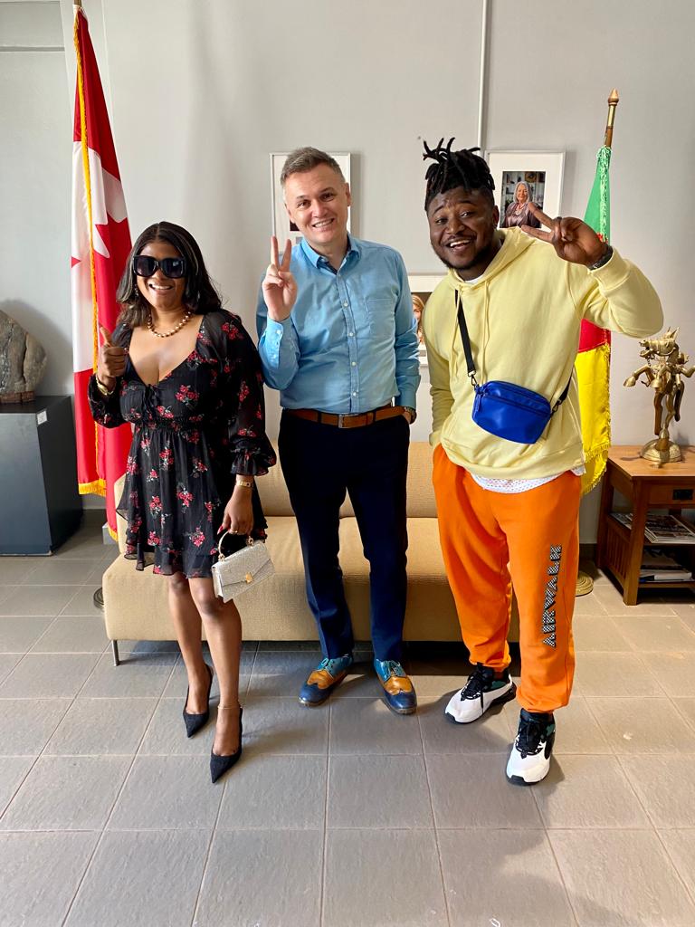 CanadaCameroon's tweet photo. Canada in Cameroon: Great to share some laughs with #Caro and #Copees and hear about their travel in Canada🇨🇦 from Calgary, Banff, Montréal and Toronto and back to Buea🇨🇲! You guys saw a lot! #CultureMatters @diplocam_minrex @MINAC237 @MarcusJDavies @CanadaFP @UnescoYaounde https://t.co/O9LD2aSXZT