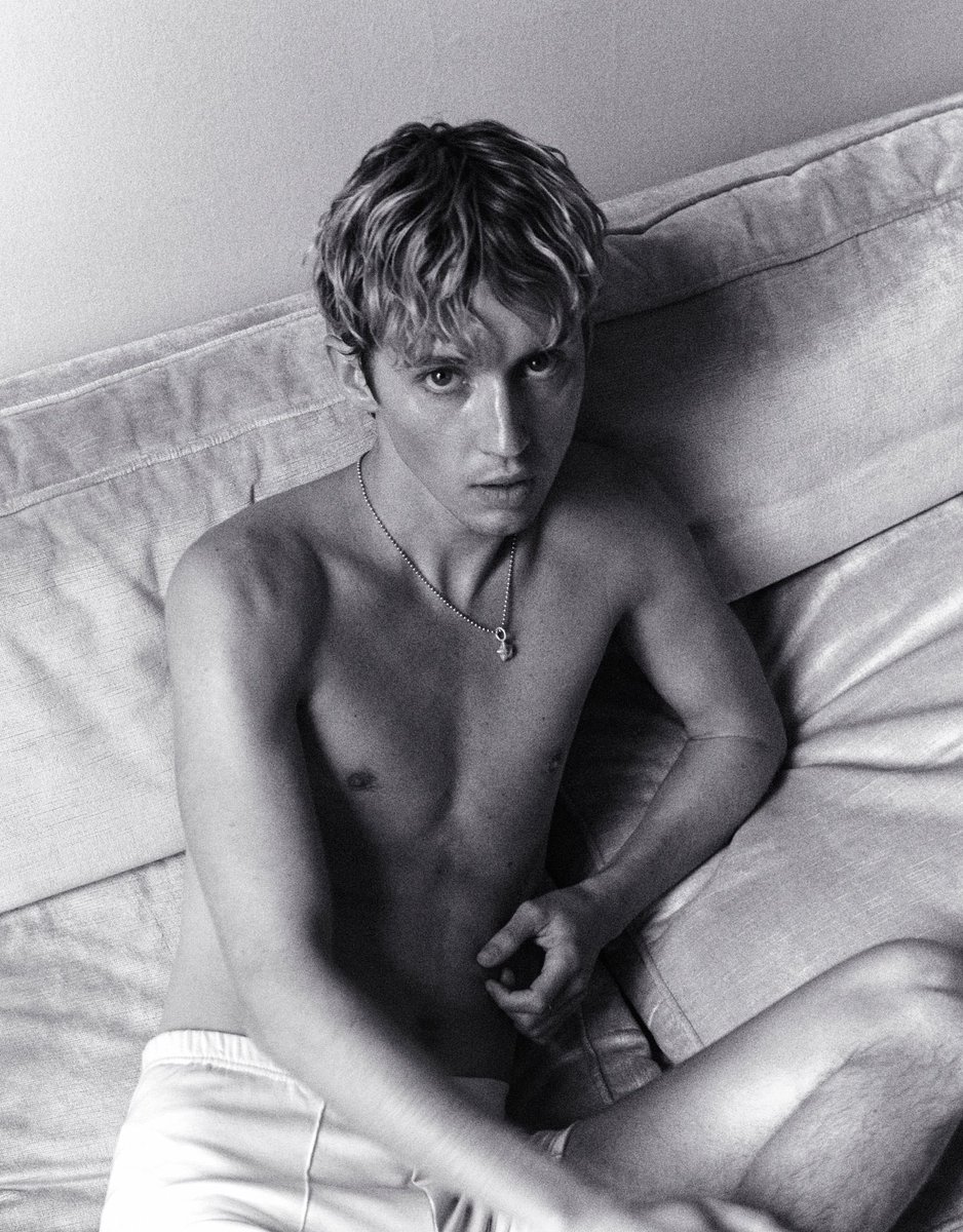 BuzzingPop's tweet image. ‘Something to Give Each Other’ by Troye Sivan has dethroned Drake’s ‘FOR ALL THE DOGS’ at #1 on ARIA Top 50 Albums chart. 

It becomes Troye’s first #1 album of his career.