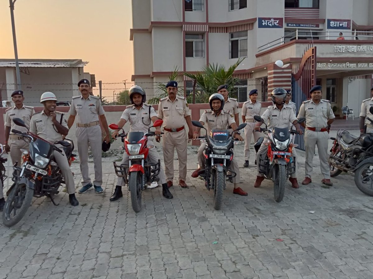 PatnaPolice24x7's tweet photo. " पटना पुलिस आपकी सेवा में सदैव तत्पर है "
दुर्गापूजा के शुभ अवसर पर विधि_व्यवस्था बनाए रखने हेतु पटना पुलिस द्वारा संवेदनशील एवं चिंहित स्थलो पर लगातार बाइक से और पैदल की जा रही फ्लैग मार्च ।
@dm_patna
@bihar_police
@IG_CentralRange
#DurgaPooja2023
#Navratra2023
#lawandorder https://t.co/Uir86uvNo0