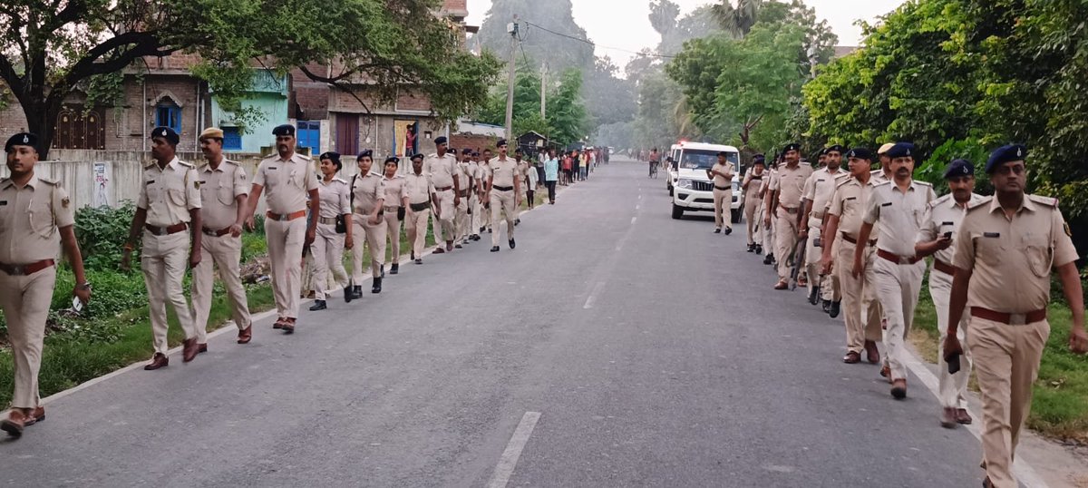 PatnaPolice24x7's tweet photo. " पटना पुलिस आपकी सेवा में सदैव तत्पर है "
दुर्गापूजा के शुभ अवसर पर विधि_व्यवस्था बनाए रखने हेतु पटना पुलिस द्वारा संवेदनशील एवं चिंहित स्थलो पर लगातार बाइक से और पैदल की जा रही फ्लैग मार्च ।
@dm_patna
@bihar_police
@IG_CentralRange
#DurgaPooja2023
#Navratra2023
#lawandorder https://t.co/Uir86uvNo0