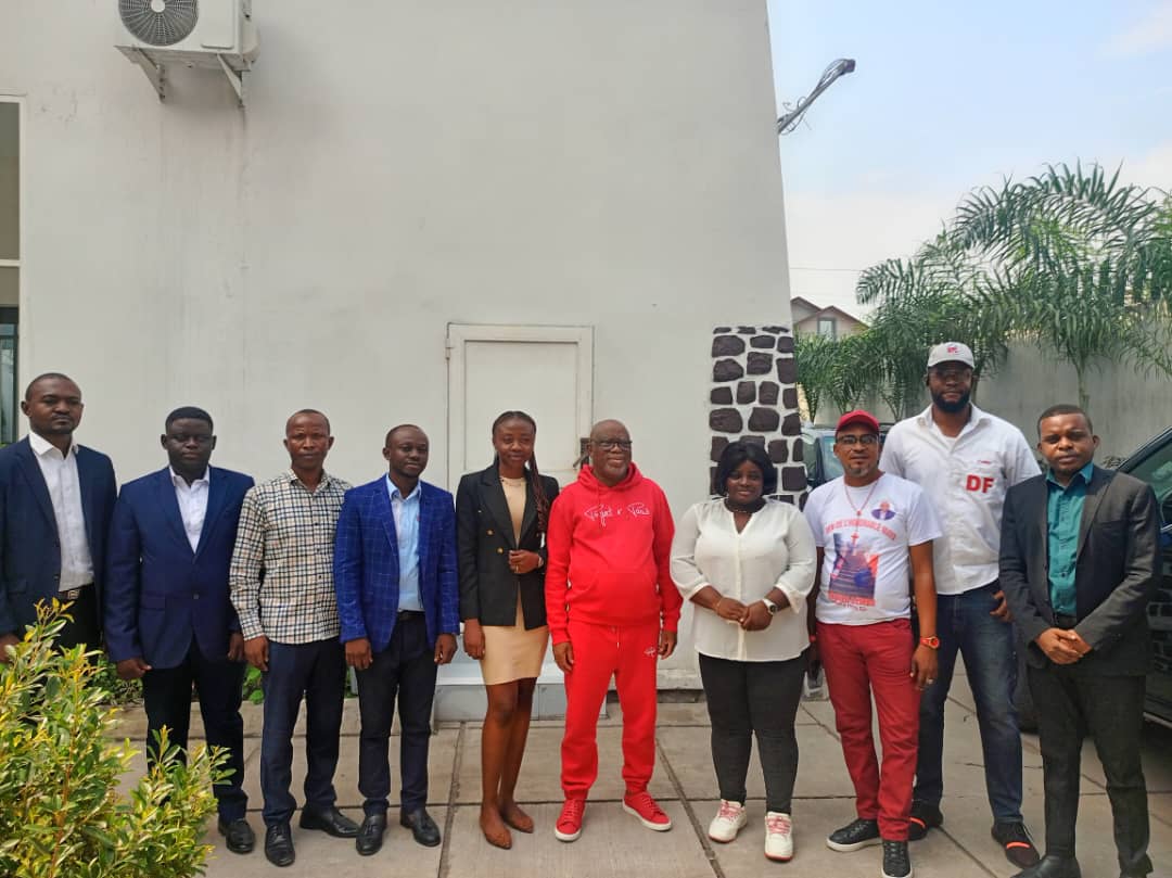 JoelMusenena's tweet photo. DELTA FORCE DE VK 

L'ECOLE DE LA SAGESSE ET DE L'EXPÉRIENCE MERCI À L'HONORABLE JEAN BAUDOIN MAYO MAMBEKE POUR LA DISPONIBILITÉ
MONT AMBA 2023 : TOUS DERRIÈRE JBM https://t.co/ZWtHbnr0Vm