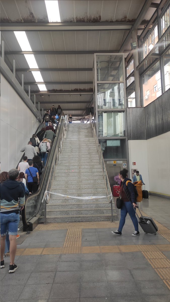 krenyre's tweet photo. Estación Marítim. Escalera mecánica apagada. Escaleras manuales cerradas. Ascensor fuera de servicio. Personas con muletas subiendo a pie las escaleras mecánicas. Y con maletas. Personas mayores. Ni una bien, @metrovalencia. Esto es indignante https://t.co/Ei7XnkoytL