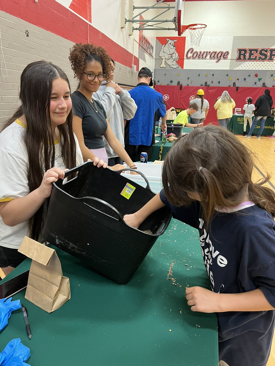 StarrBulldogs's tweet photo. Thank you Clay High School Career Tech staff and students for participating in our Family STEAM Night and helping to make it such a success! #STEAM #OCSsuccess @starrsteam @Clay_CareerTech @OregonClayFFA https://t.co/ocXQtKiMyV
