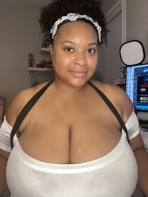 Good morning 🎃  I&rsquo;m on cam now 🎥: https://t.co/Dkq0TJN2ge https://t.co/Y65VChKIPs
