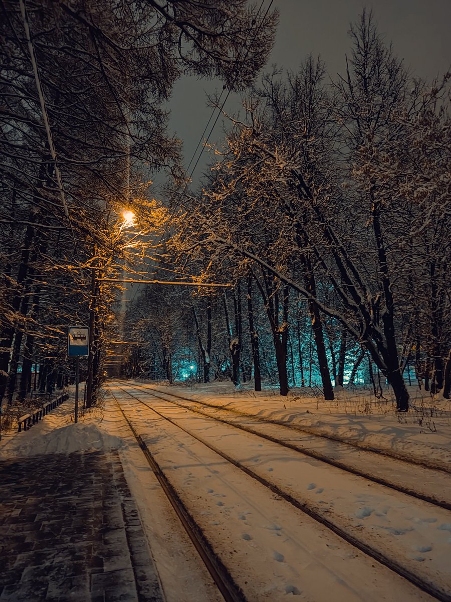 long_queueueue's tweet photo. @m1riada Очень люблю эту станцию. Правда не очень нравится зимним вечером ждать трамвай 20 минут... https://t.co/avjFQpkAWe