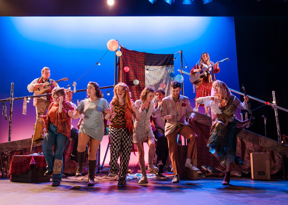 Just wrapped up directing As You Like It with 3rd yr students from @LeedsConservatoire. After 4 weeks of devising, singing & general larking about, these talented young performers took to the Quarry stage @LeedsPlayhouse last week and absolutely smashed it #theatre #actortraining