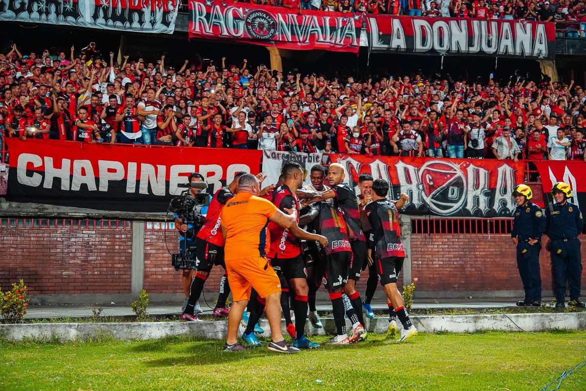 cafe_galavis's tweet photo. ⭐Nuestro doblemente glorioso arranca la fase final con una gran victoria ❤️🖤 Sigue apoyando a nuestro equipo motilón con un buen #CaféGalavis en cada partido ☕⚽

🏆Somos patrocinadores oficiales del @Cucutaoficial https://t.co/vkepwHNATO