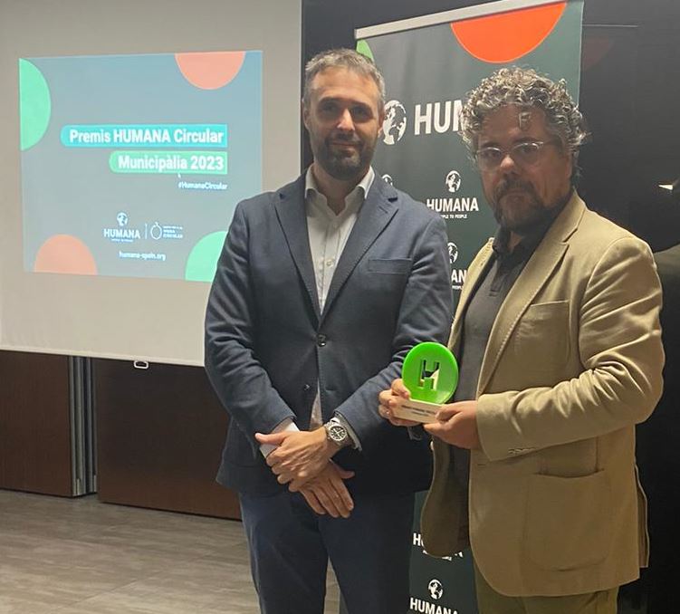 🏅#Cardedeu rep el guardó @Humana Circular, en el marc de la Fira Municipàlia Lleida. ♻️Es reconeix la tasca de contrarestació de l’impacte dels residus tèxtils amb finalitat social. Més informació: tuit.cat/3JfMB