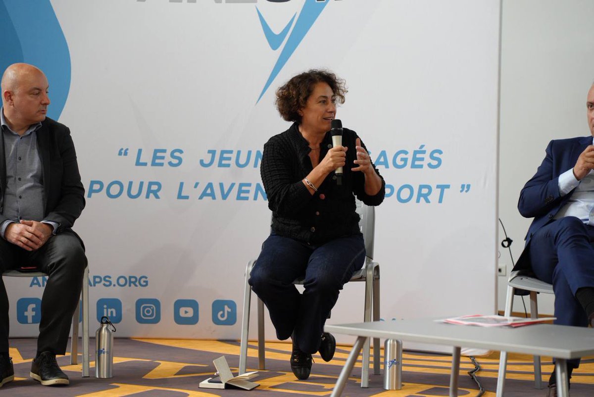 <a href="/Thomas_ANESTAPS/">Thomas Vermorel</a> <a href="/FranceUniv/">France Universités</a> <a href="/FFSportU/">FFSU</a> <a href="/Sports_gouv/">Ministère des Sports 🇫🇷</a> <a href="/sup_recherche/">Ministère Enseignement supérieur/Recherche/Espace</a> <a href="/universitereims/">Université de Reims Champagne-Ardenne</a> <a href="/Onaps_officiel/">Onaps</a> <a href="/VilledeReims/">Ville de Reims</a> <a href="/UFR_STAPS_Reims/">UFR STAPS Reims</a> <a href="/StapsAres/">ARES : Association Rémoise des Étudiants en STAPS</a> @Tim_ANESTAPS <a href="/C3dStaps/">C3D STAPS</a> <a href="/edouardleroy/">Edouard Leroy</a> <a href="/education_gouv/">Ministère Éducation nationale</a> <a href="/sbraconnier/">Stéphane BRACONNIER</a> <a href="/AOC1978/">Amélie Oudéa-Castéra</a> <a href="/Agence_du_Sport/">Agence nationale du Sport</a> [#SportUniv🤾]

Laurence Lefèvre #DGESIP, présente les travaux mis en place dans le cadre de la construction d'une feuille de route :

“L’objectif de cette feuille de route, a été de reconnaitre chaque acteur du sport et leur faire comprendre que leur place est dans un collectif”