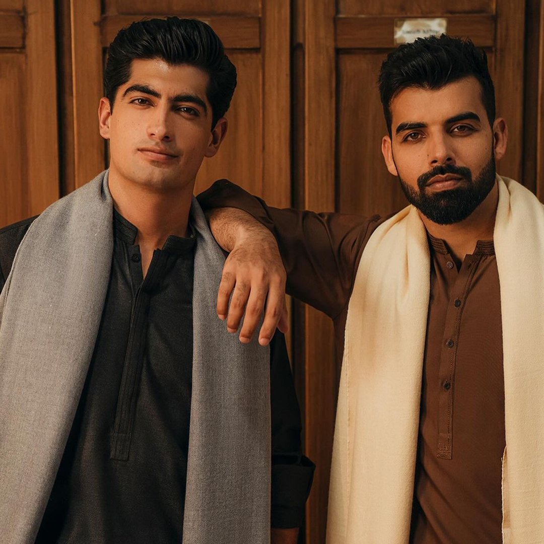 DialoguePak's tweet photo. The dashing duo of Pakistan cricket oozed charm and elegance as they came together for a brand photoshoot in traditional kurta shalwar.
Shadab Khan and Naseem Shah both look dapper, donning rich, deep hues.
#DialoguePakistan #pakistanicricketer #DashingDuo #NaseemShah #shadabkhan #brandphotoshoot #kurtashalwar