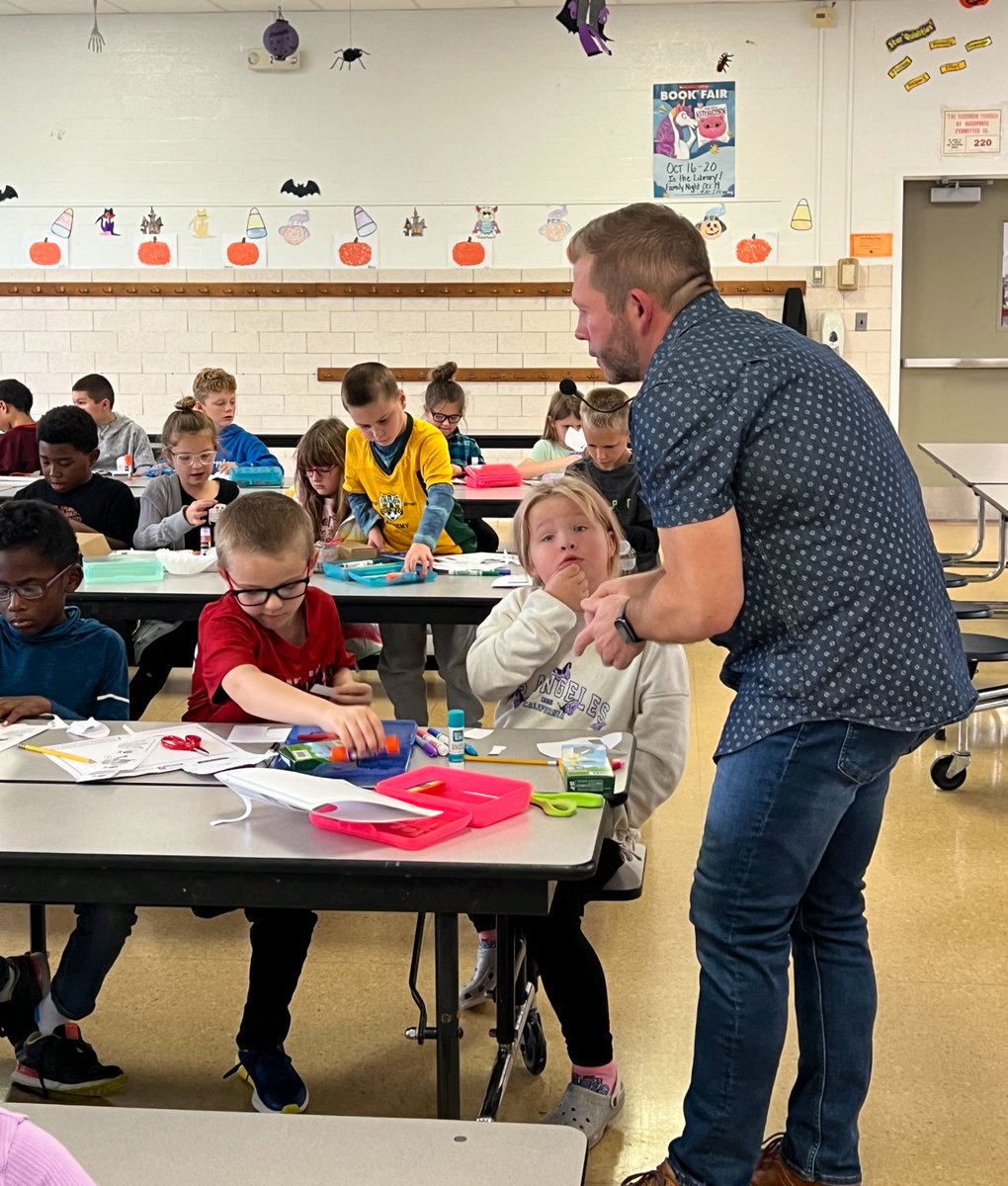 StarrBulldogs's tweet photo. Thank you to Merrill Rainey for participating in Starr’s Right to Read week, having lunch with students and having interactive activities at our Family STEAM Night! @LittleRainey @starrsteam #OCSsuccess https://t.co/Oun0XEnuww