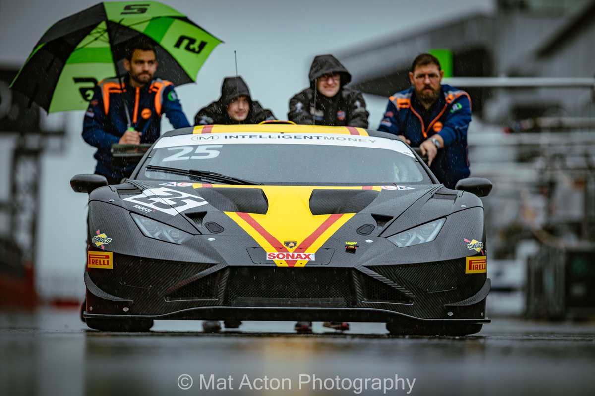 MatActon's tweet photo. Rain has stopped play at @DoningtonParkUK for today's support testing even though the @BritishGT boys n girls had a day off anyway. Good job! #bitwet #doningtondecider https://t.co/AYHxByeYod