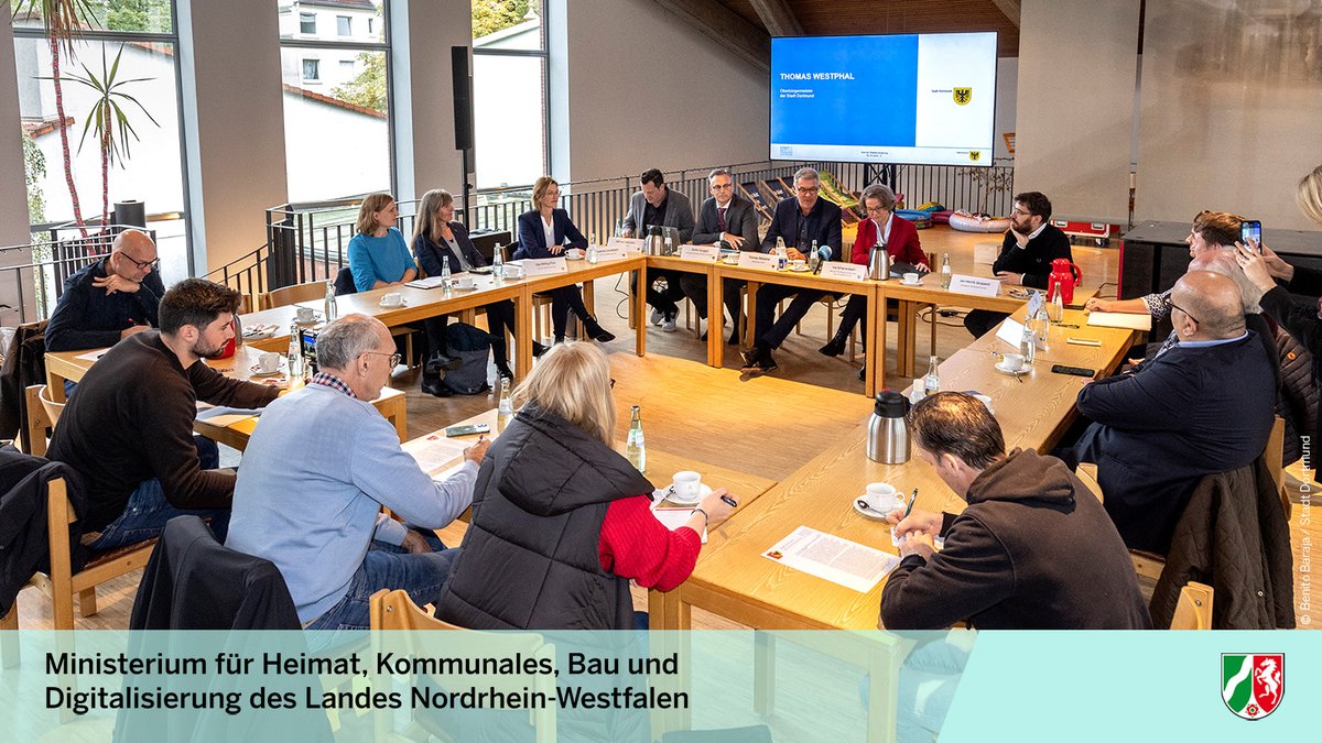 MHKBD_NRW's tweet photo. Mach flott den Schrott - Modellvorhaben #Problemimmobilien in #Dortmund: Min. @InaScharrenbach: „@stadtdortmund ist Vorreiter dafür, wie eine Kommune mit klar koordiniertem Vorgehen bei vergleichsweise geringem finanziellem Einsatz große Verbesserungen erzielen kann.“ #nrw https://t.co/4eQbt3LYkE
