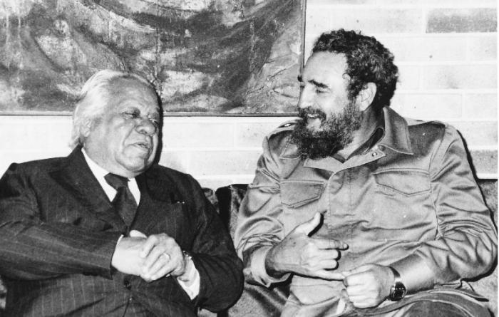 Para Fidel la cultura es una energía transformadora  asociada a los valores y al "mejoramiento humano": la única vía para alcanzar la emancipación. Desde <a href="/CasAmericas/">Casa de las Américas</a> felicitamos a todos aquellos q defienden la cultura cubana en cualquier  sitio del mundo. #DíaDeLaCulturaCubana