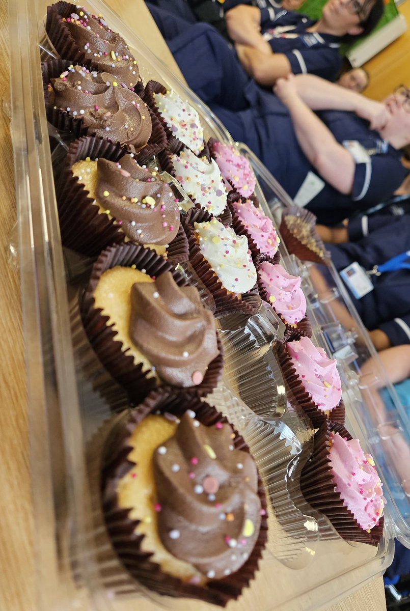 Full House and cakes courtesy of @Sarahnoble88 for GEOFF today. Really good discussion about barriers to discharge. Refocusing the use of the discharge lounge and flow. 

#patientflow
#cakes
#teamwork
