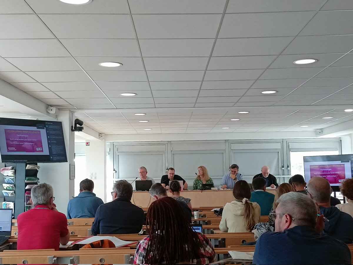 Julien16490's tweet photo. #JRDSnes de #technologie organisé par le SNES-FSU 
Quelle éducation technologique ?
Quelles différences entre culture technologique et culture scientifique ?
...
Interventions très intéressantes de Joël Lebeaume et de Bernard Hostein. https://t.co/stb427UfZ3