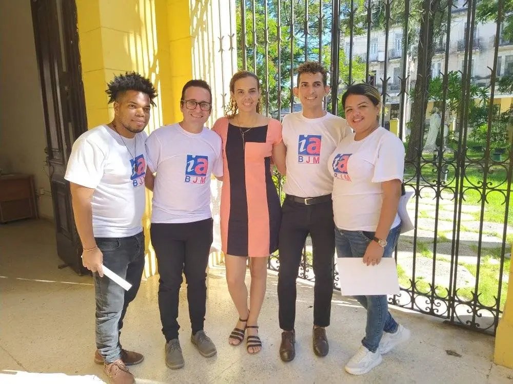 MeyvisEstevezE's tweet photo. Feliz 19 aniversario de la @brigada_arte. A ustedes todo mi cariño y amor. #MiBrigadaSigueAquí en el ♥. @DiazCanelB @DrRobertoMOjeda @mirabal_emilio https://t.co/kzdiNQhYjl