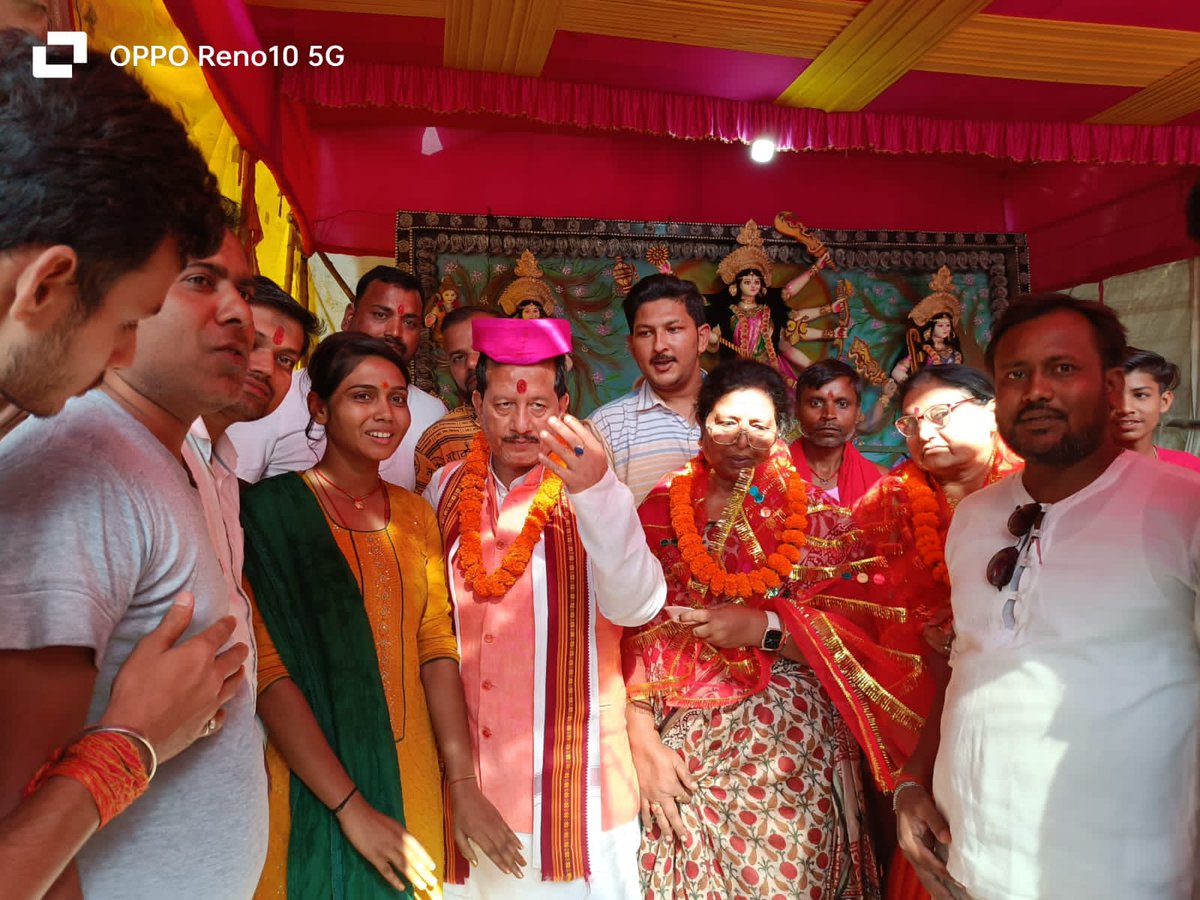 SamastipurLive's tweet photo. #दलसिंहसराय शहर के माल गोदाम रोड स्थित अनादि महादेव दूर्गा पूजा समिति के पूजा पंडाल में शारदीय नवरात्र के मौके पर नेता प्रतिपक्ष श्री @VijayKrSinhaBih जी , पूर्व उपमुख्यमंत्री श्री मति @renu_bjp जी और भाजपा जिलाध्यक्ष उपेन्द्र कुशवाहा ने पूजा अर्चना किया। https://t.co/BS2lerdNEB