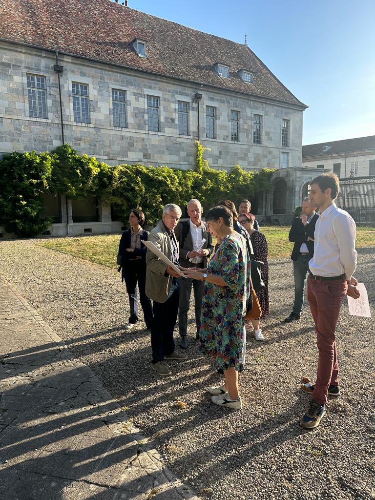 Toujours convaincue qu’il faut marcher dans les villes pour les comprendre. En balade urbaine <a href="/villedebesancon/">Ville de Besançon</a> avec la Maire <a href="/Anne_Vignot/">Anne Vignot</a> : une ville qui construit des #logements et qui ne lâche rien sur les enjeux d’adaptation. De l’écologie concrète au service des habitants !