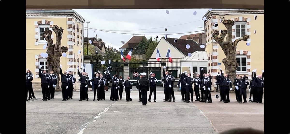 nicojet51's tweet photo. Toujours un plaisir d’assister à une cérémonie de sortie d’#EGPX 
Merci à #ENPSENS de l’invitation 
Bonne continuation à nos nouveaux collègues, prenez soin de vous 🇫🇷 #Promo268 https://t.co/Sig2O22c89