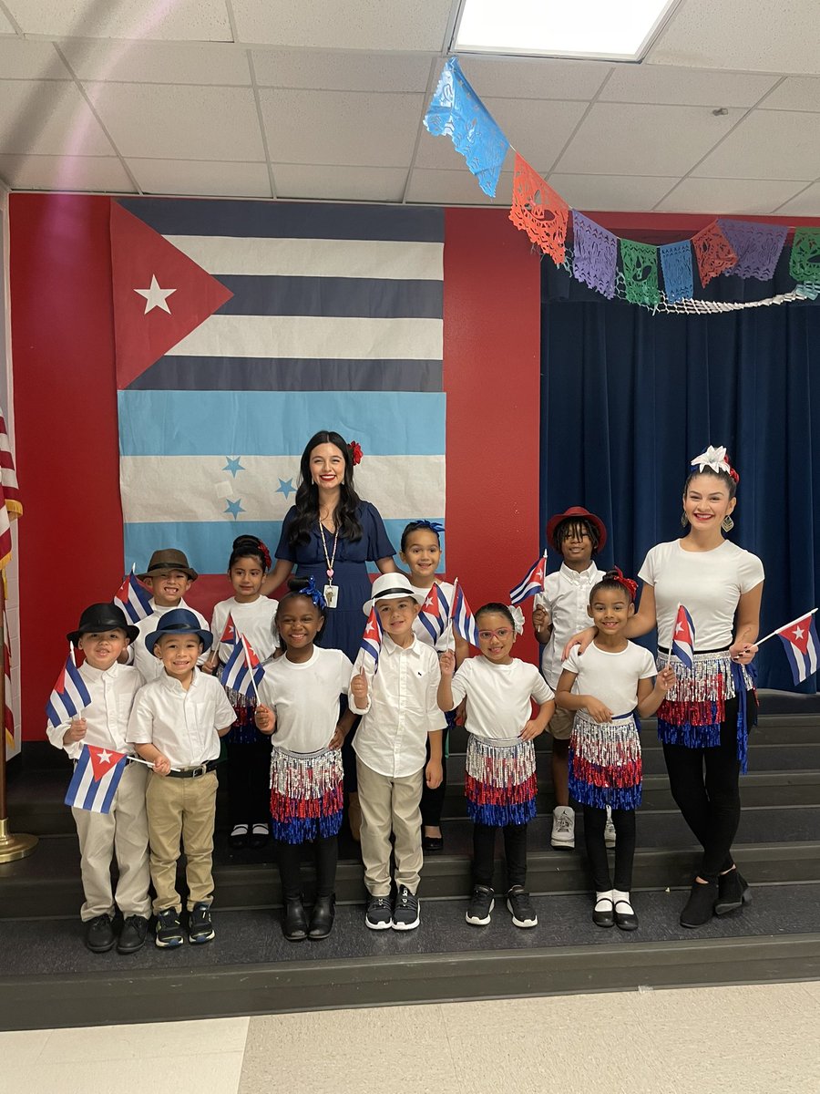 MsYanez8's tweet photo. Wonderful performance yesterday by my first graders 🥰 Ms. Jacobs did a great job organizing it all! https://t.co/wzyLlzdqXe