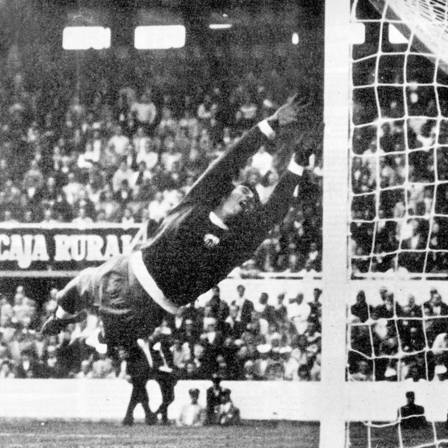 SevillaFC's tweet photo. “Es mucho más difícil juzgarse uno mismo que juzgar a los demás" (Saint-Exupéry). 

Respetemos todos las reglas de la competición.

#SevillaFCRealMadrid https://t.co/28WLvln1XD