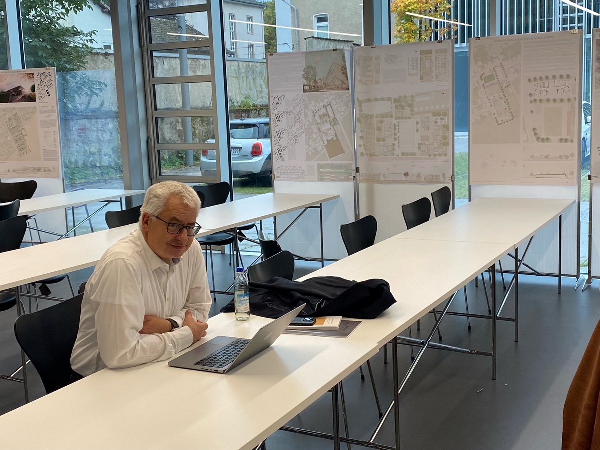 ingkhessen's tweet photo. Nachdem unser Vorstandsmitglied Prof. Dr.-Ing. Joaquín Díaz die Anwesenden begrüßt hatte, beschäftigten sich die Teilnehmer an der Sitzung der Fachgruppen Sachverständigenwesen und Barrierefreies Planen und Bauen an der @THMittelhessen gestern mit einem Alterssimulationsanzug. https://t.co/BrGjswd95U