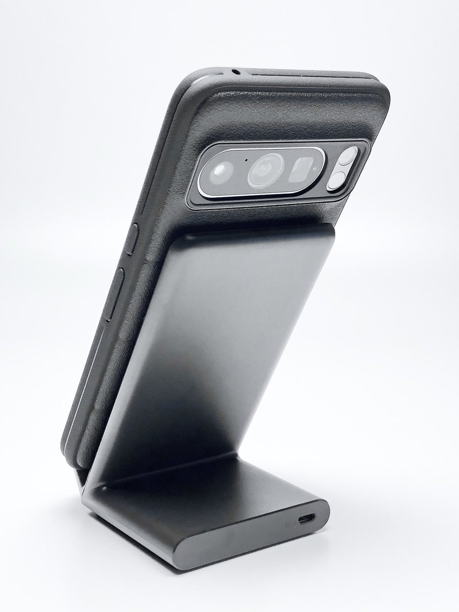 Fox_now's tweet image. #Pixel8Pro と バイクナビ用で継続使用する #iPhone8Plus、端子の違う2台を充電するべく #Anker PowerWave 10 Standを購入。

8Proも8Plusも、縦でも横でも、ケースを装着した状態でも、問題無く充電出来た。

最大10Wと遅めなのもあって発熱もほぼ無いし無音。

背もたれとカメラバーの干渉もなし👍