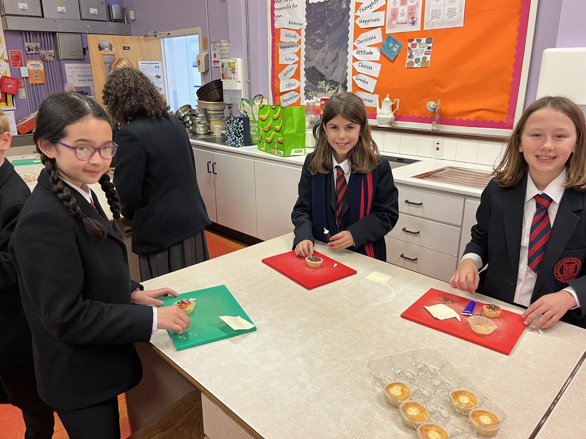 bhs_biodept's tweet image. A great end to #BiologyWeek with our Great Biology Bakeoff event. So much creativity displayed! Congratulations to all our winners and thanks to our STEM ambassadors for organising the event @RoyalSocBio