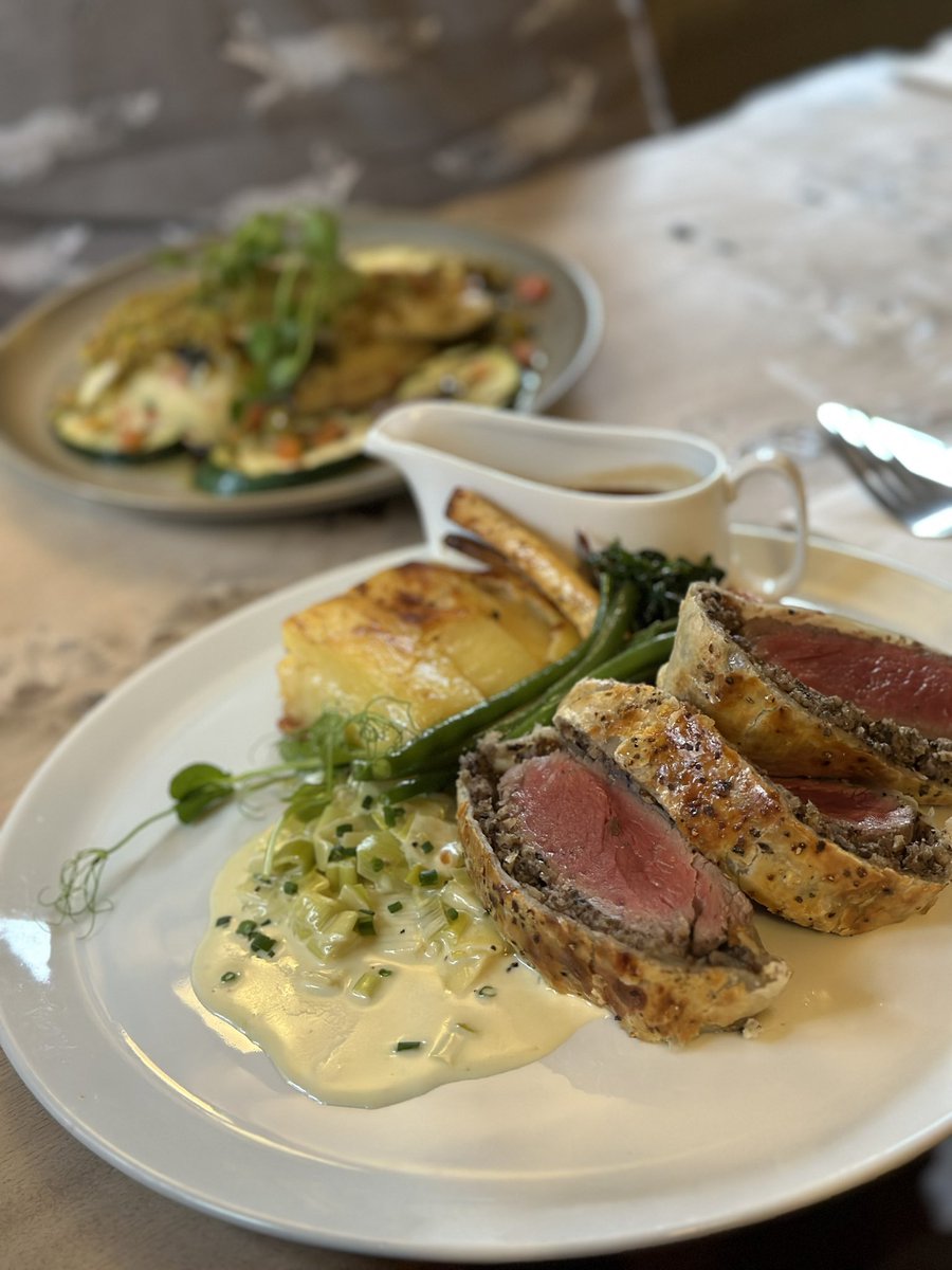 Another epic lunch <a href="/TheFoxNewbourne/">The Fox Inn Newbourne</a> <a href="/debeninns/">Deben Inns Ltd</a> Absolutelyspot on &amp; washed down with @Fullers London Pride 👌. Thanks again to #TeamFox 👏🏻 #beefwellington #Herbcrustedseabass #newbourne #Suffolk #Suffolkpub #Suffolkfreehouse #publunch