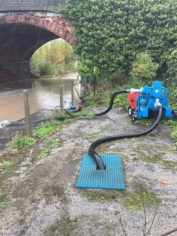 NetworkRailLIV's tweet image. We’re really sorry to anyone impacted by the flooding in #Hooton today 💧

🦺 Our engineers are working hard to try and re-open the line, with pumps in place to remove the water 🧰

Please check @nationalrailenq if you’re travelling through the area 📲ℹ️

@merseyrail