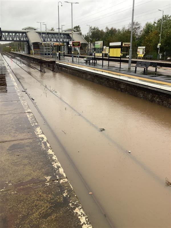 NetworkRailLIV's tweet image. We’re really sorry to anyone impacted by the flooding in #Hooton today 💧

🦺 Our engineers are working hard to try and re-open the line, with pumps in place to remove the water 🧰

Please check @nationalrailenq if you’re travelling through the area 📲ℹ️

@merseyrail