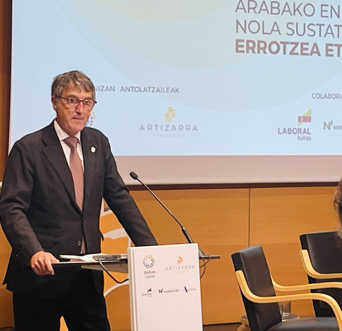 jjggalava's tweet photo. Arabako Batzar Nagusietako lehendakaria “Arabako enpresak. Nola sustatu haien errotzea eta hazkundea” ekitaldian izan da. #ArtizarraFundazioak #VitoriaGasteiz –en elkartu ditu hainbat gizartearen ordezkari
#StellumCapital #Euskadi #Araba  @LABORALkutxa  @EmpreSEA
#batzarnagusiak https://t.co/Gqnr2WR1lr