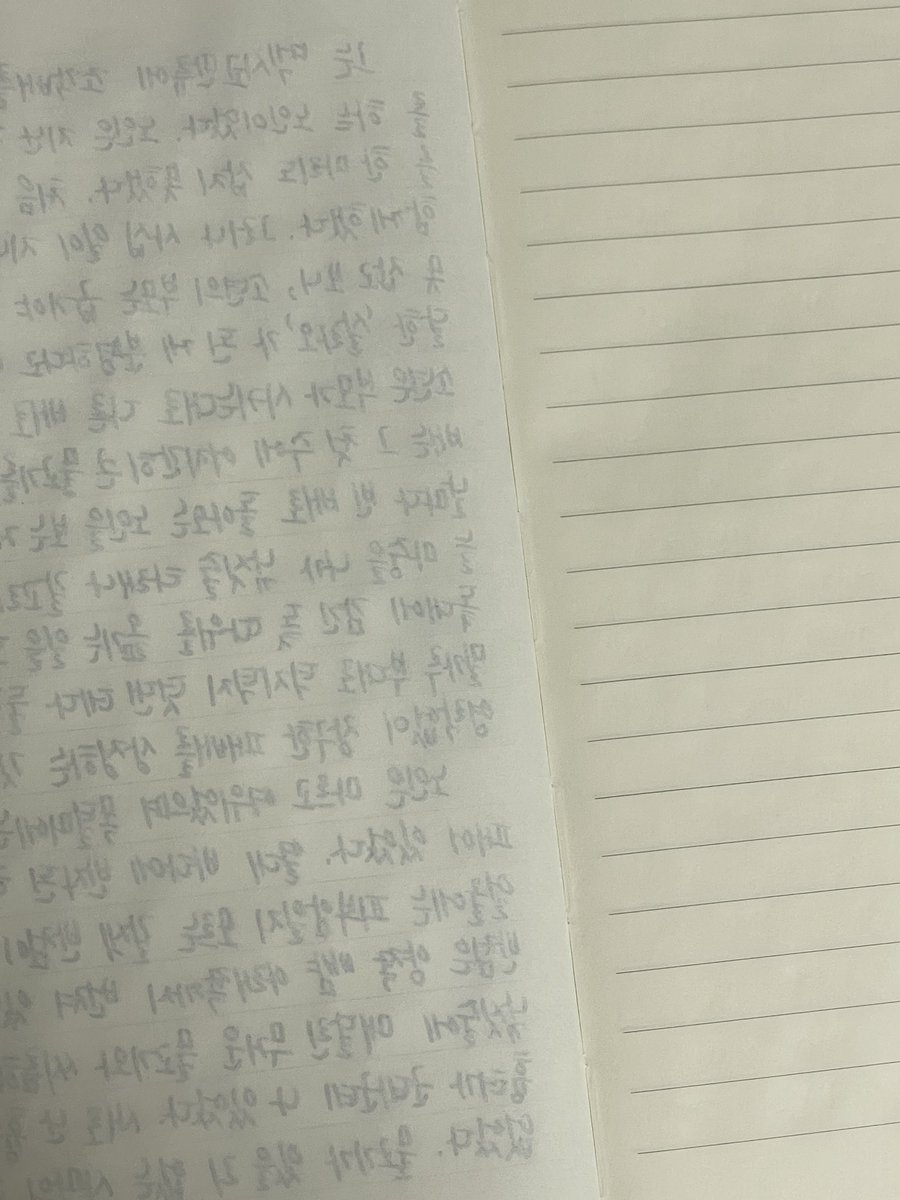 pepper_pen_'s tweet photo. 배김은 뭐 토모에리버답게 꽤나 보이는 편.

뒷 장에 필사 시 줄이 안보이진 않으나 진한 잉크 사용 시 조금 신경쓰면서 써야 함. 원래 토모에리버 루즈리프에 줄지 덧대서 쓰던 사람이라 크게 불편함은 못느꼈다.

데미안, 위대한 개츠비, 노인과 바다 세 종류, 각 2색, 줄지와 무지로 판매중. https://t.co/HRbO1hglTy