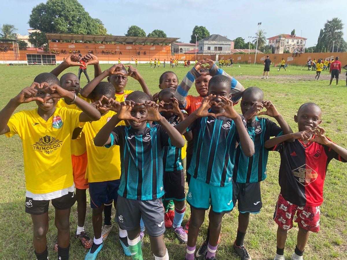 FAWCoachEd's tweet image. It’s time for our team of @FAWales  coach educators to leave what is affectionately known as the “smiling coast” 🏴󠁧󠁢󠁷󠁬󠁳󠁿🤝🇬🇲
It has been a truly humbling experience to share Cymru with the people of The Gambia. 
Full hearts &amp;amp; smiles on faces 😁🫶🏼❤️
#CymruInGambia #FootballFamily