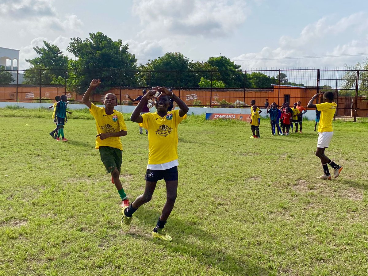 FAWCoachEd's tweet image. It’s time for our team of @FAWales  coach educators to leave what is affectionately known as the “smiling coast” 🏴󠁧󠁢󠁷󠁬󠁳󠁿🤝🇬🇲
It has been a truly humbling experience to share Cymru with the people of The Gambia. 
Full hearts &amp;amp; smiles on faces 😁🫶🏼❤️
#CymruInGambia #FootballFamily
