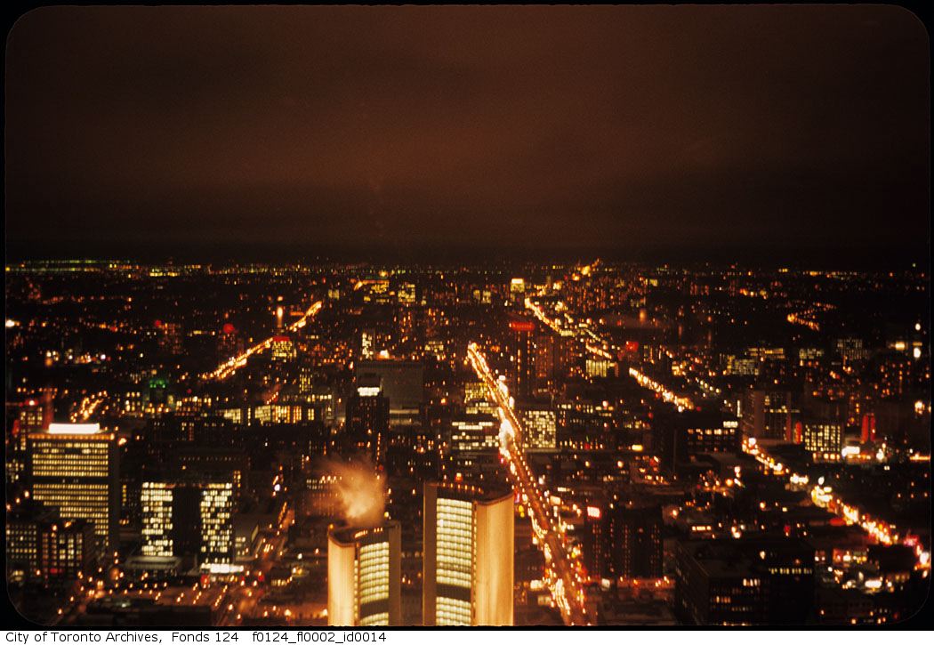 TorontoArchives's tweet photo. In 1968, sodium-vapour street lights used to give Toronto a Halloween glow all year round. Photographer Ellis Wiley took this shot looking north from the Toronto Dominion Centre. https://t.co/UD7IUy9yEr #TOHistory #TorontoArchives https://t.co/2FbfR3ZFAC