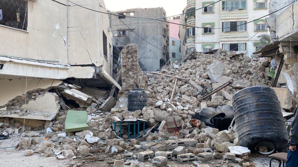 Erschütternde Nachricht: In #Gaza ist eine lokale #Caritas-Mitarbeiterin beim Beschuss eines Kirchengeländes getötet worden. 
Wir appellieren an alle Konfliktparteien, sich an die Regeln des humanitären Völkerrechts zu halten. Die humanitäre Lage in Gaza wird immer katastrophaler