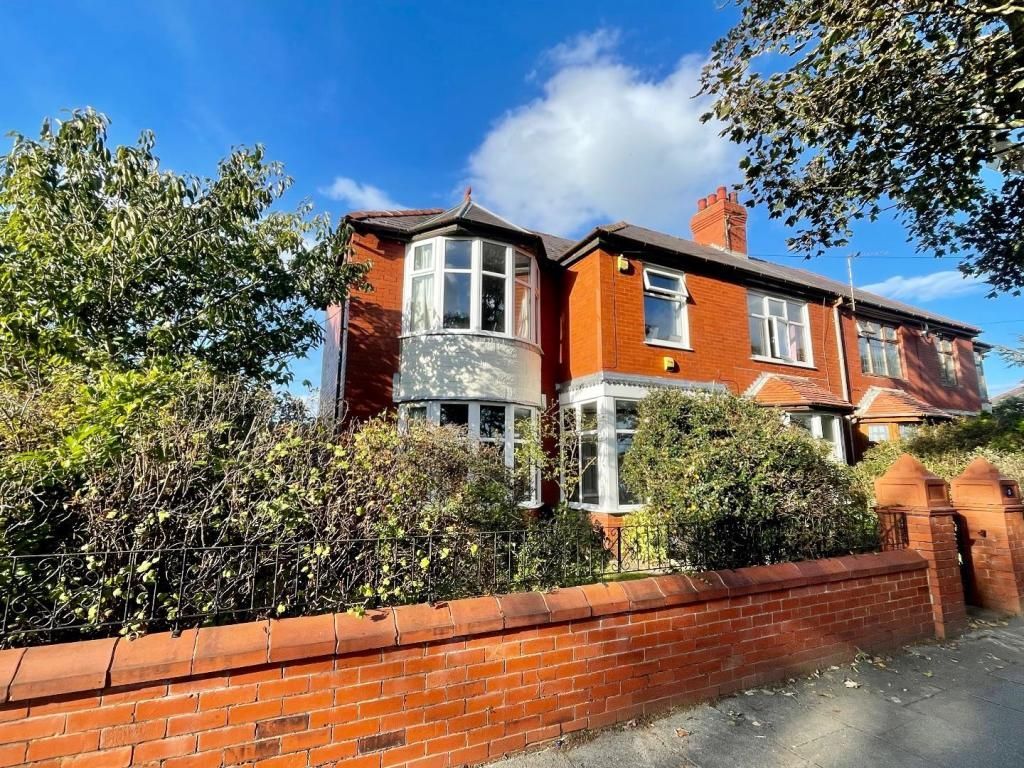 Hunters_BPL's tweet image. ✨ PROPERTY FOR SALE✨ 
Arnold Avenue, Blackpool 
£250,000 
**IMMACULATE 3 BED DOUBLE FRONTED SEMI DETACHED HOUSE ON A GREAT ROAD**
Call Hunters Blackpool on 01253 362640 to arrange a viewing.
#forsale #3bed