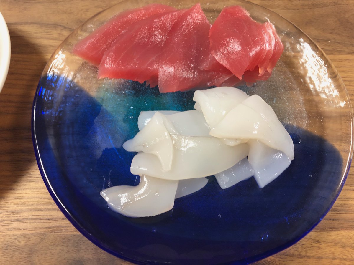 Mark3with_cO's tweet photo. 昨日釣ったものではない。
頂き物のアオリイカの刺身とマグロの刺身
そしてえんぺらやゲソ、クチバシなどをイカ墨と醤油で炒めたりしたものだ。
いただきまぁぁぁす!!!😭
#3Cook https://t.co/ecCPwHORD7