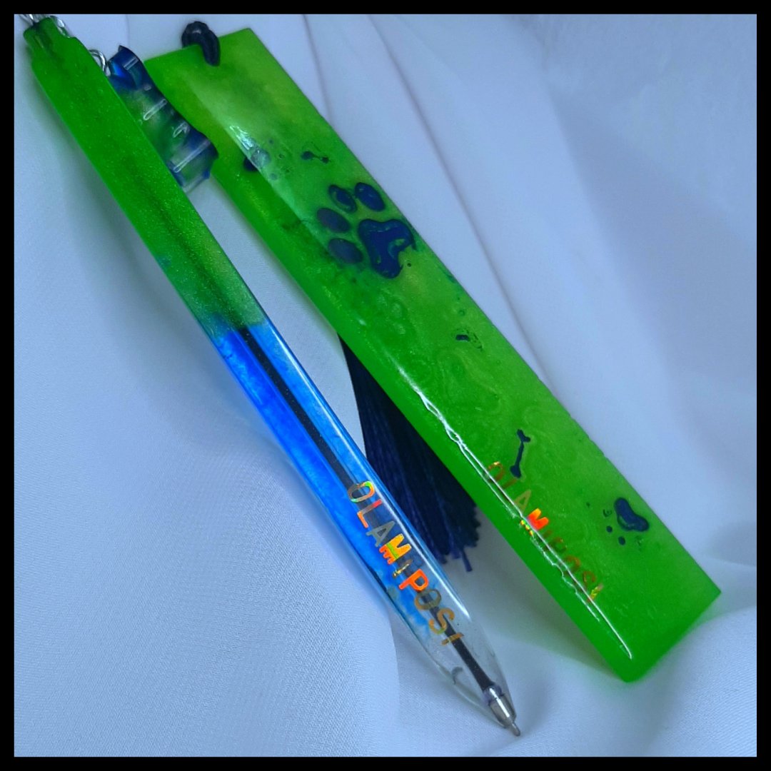 Capture your pages and take notes with our artisanal resin bookmark adorned with delicate paws and this matching resin pen.

An exquisite way to celebrate the joy that is giving. Send a DM to place a custom order.

PRICE: 2,500naira
.
.
.
@_DammyB_
#resinbydae #resingifts