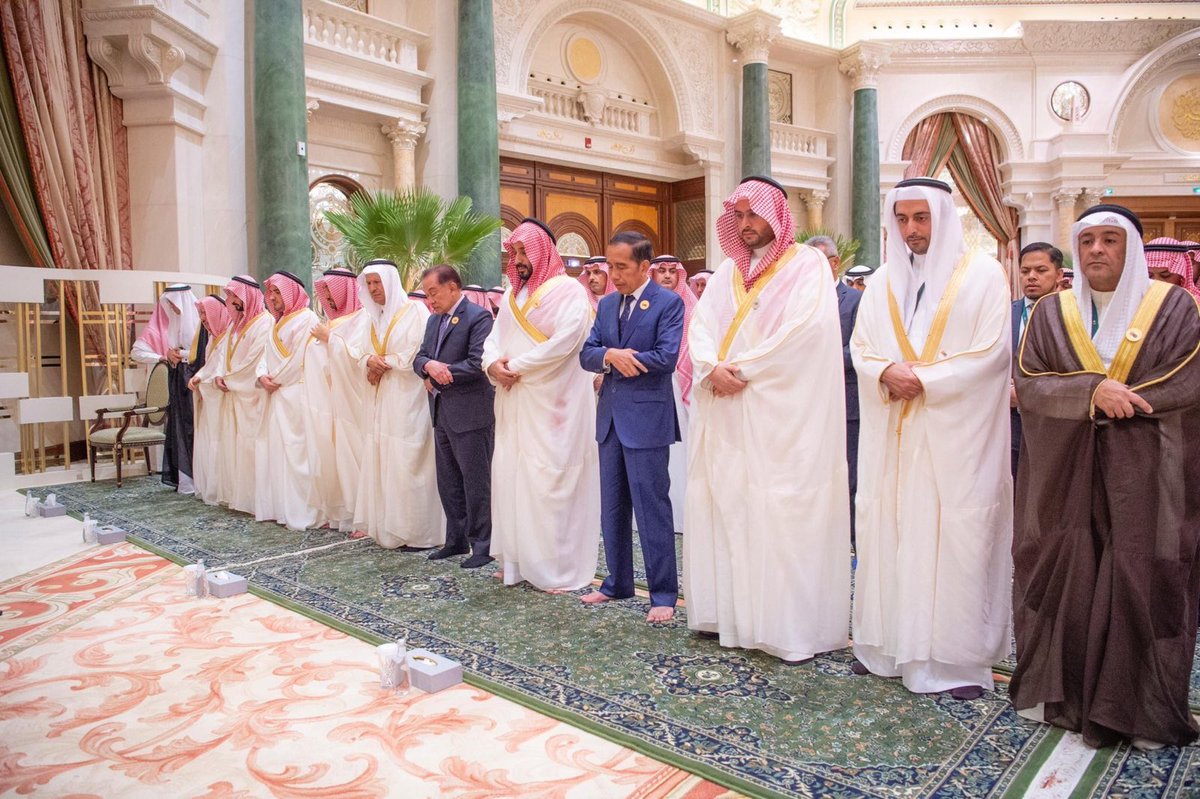 Badermasaker's tweet photo. سمو #ولي_العهد وقادة ورؤساء الوفود المشاركين في #القمة_الخليجية_ورابطة_الآسيان يؤدون صلاة الجمعة بمقر انعقادها بالرياض. https://t.co/bx14tz1NVL